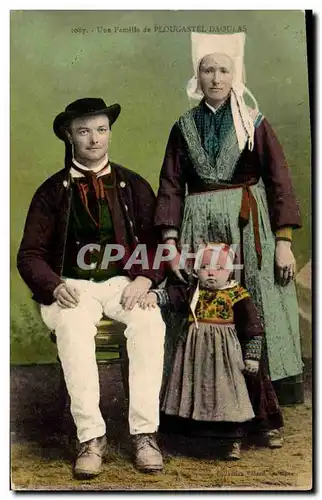 Cartes postales Folklore Une famille de Plougastel Daoulas