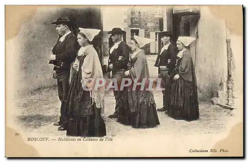 Ansichtskarte AK Folklore Roscoff Habitants en costume de fete