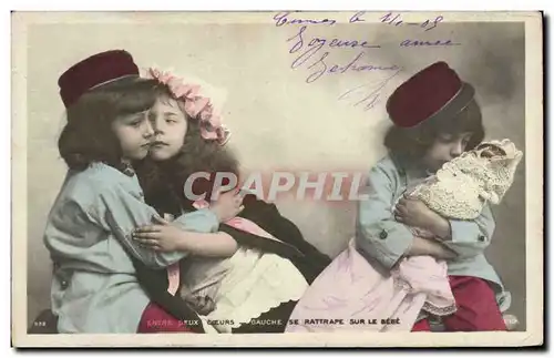 Cartes postales Fantaisie Enfant Poupee Entre deux coeurs Gauche se rattrape sur le bebe