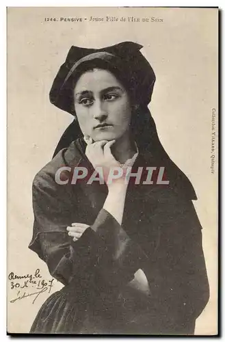 Cartes postales Folklore Pensive Jeune fille de L'Ile de Sein