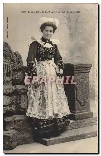 Cartes postales Folklore Jeune fille de Pont Aven sortant de la messe