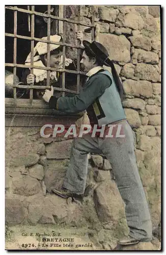 Cartes postales Folklore Bretagne La fille bien gardee