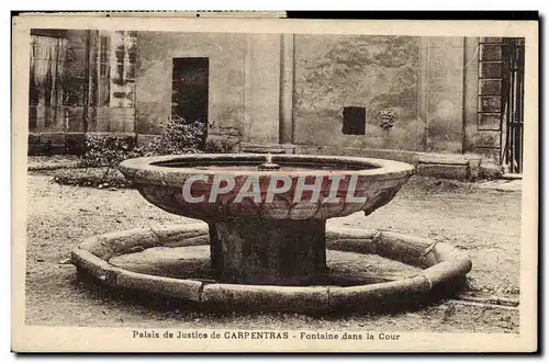 Ansichtskarte AK Palais de Justice de Carpentras Fontaine dans la cour