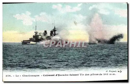 Cartes postales Bateau de Guerre Cuirasse d'escadre faisant Tir des pieces de 305 mm