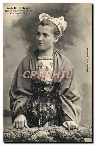 Cartes postales Folklore Jeune fille du Pays de Leon Costume de fete