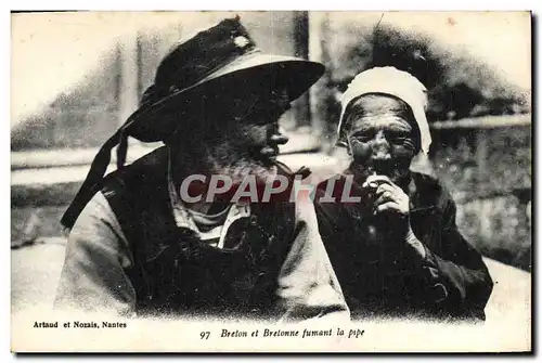 Cartes postales Folklore Breton et Bretonne fumant la pipe