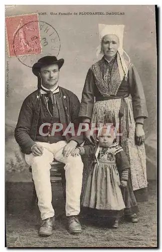 Cartes postales Folklore Une famille de Plougastel Daoulas