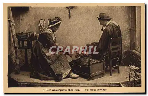 Cartes postales Folklore Les Auvergnats chez eux Jeune menage Poupee
