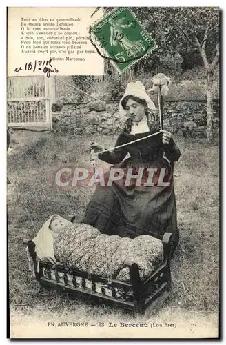 Cartes postales Folklore Le berceau En Auvergne Poupee