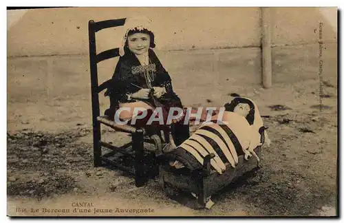 Ansichtskarte AK Fantaisie Enfant Poupee Cantal Le berceau d'une jeune Auvergnate