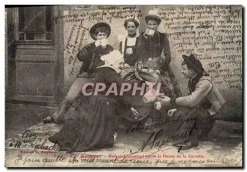 Cartes postales Folklore Quimper Rafraichissement apres la danse de la Gavotte