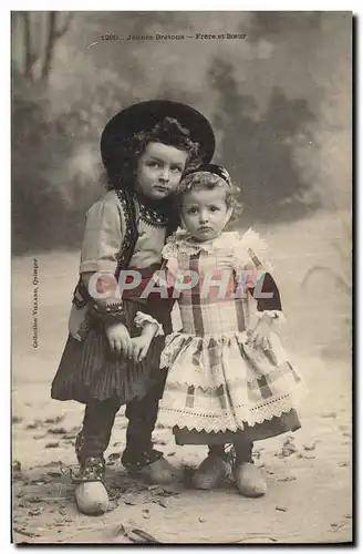 Cartes postales Folklore Jeunes bretons Frere et soeur