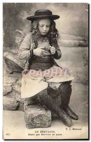 Ansichtskarte AK Folklore En Bretagne Jeune gas bourrant sa pipee