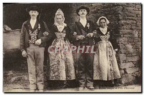 Cartes postales Folklore  Environs de Vannes Mariage Nouveaux Maries Garcon et Fille d'honneur