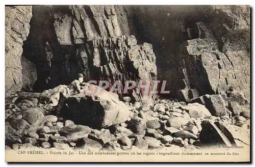 Ansichtskarte AK Cap Frehel Pointe du Jas Une des nombreuses grottes ou les vagues s'engouffrent violemment au mo