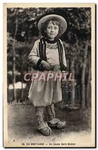 Cartes postales Folklore En Bretagne un jeune gars Breton