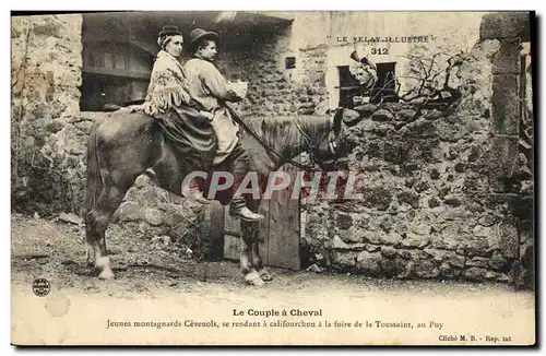 Cartes postales Folklore Le couple a cheval Jeunes montagnards Cevenols se rendant a califourchon a la foire de