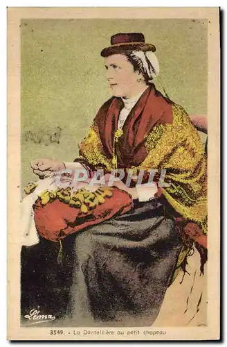 Cartes postales Folklore La dentelliere au petit chapeau