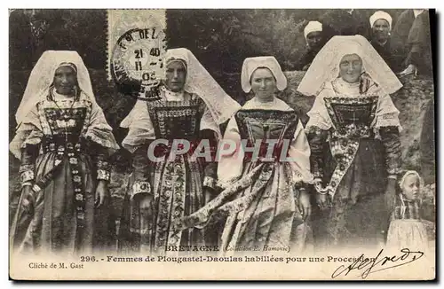 Cartes postales Folklore Femmes de Plougastel Daoulas habillees pour une procession