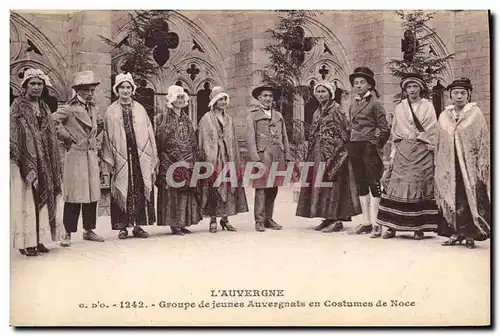 Ansichtskarte AK Folklore Auvergne Groupe de jeunes Auvergnats en costumes de noce Mariage