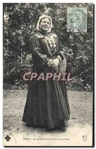 Cartes postales Folklore Auvergnate en costume de fete