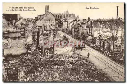 Ansichtskarte AK Militaria Reims dans les ruines apres la retraite des Allemands
