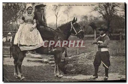 Cartes postales Folklore Depart des Marins Bretons apres la fete Cheval