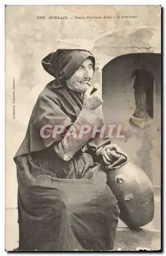 Cartes postales Folklore Morlaix Vieille porteuse d'eau a la fontaine