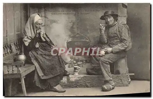 Cartes postales Folklore Distraction des vieux jours La pipe et le flip Vieillards des environs de Quimper Tabac