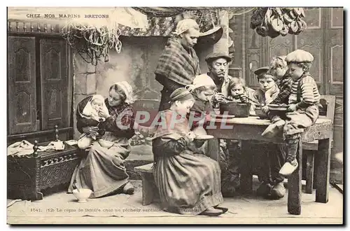 Cartes postales Folklore Chez nos marins bretons Le repas de famille chez un pecheur sardinier de Concarneau