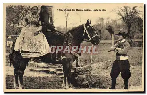 Cartes postales Folklore Depart des Maries Bretons apres la fete Cheval