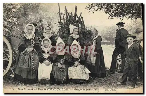 Cartes postales Folklore Noce bretonne au Pays de Cornouailles Groupe de jeunes filles Mariage