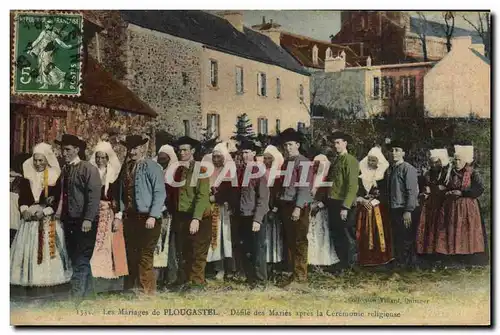 Cartes postales Folklore Les mariages de Plougastel Defile des maries apres la ceremonie religieuse Mariage