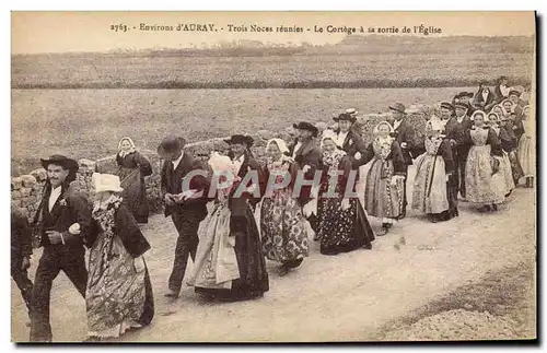 Cartes postales Folklore Environs d'Auray Trois noces reunies Le cortege a sa sortie de l'eglise Mariage