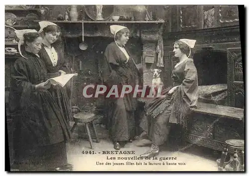 Cartes postales Folklore Les nouvelles de la guerre Une des jeunes filles fait la lecture a haute voix