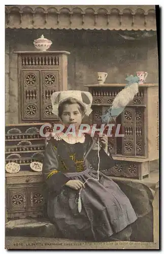 Cartes postales Folklore La petite Bretonne chez elle