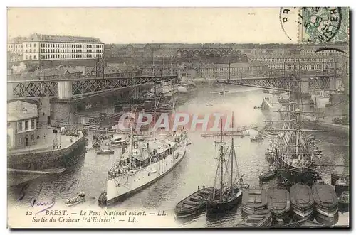 Ansichtskarte AK Bateau de Guerre Brest Le pont national ouvert Sortie du croiseur d'Estrees