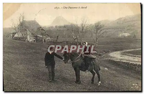 Cartes postales Folklore Une femme a cheval