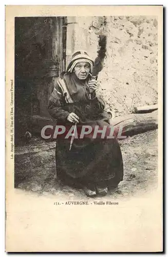 Cartes postales Folklore Auvergne Vieille fileuse