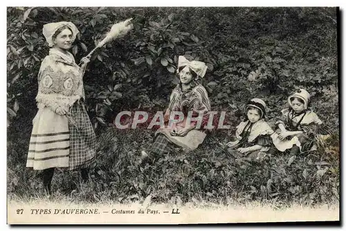 Cartes postales Folklore Auvergne Costumes du pays Enfants