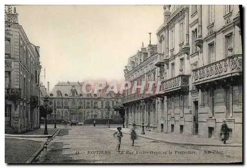 Ansichtskarte AK Poitiers La rue Victor Hugo et la Sous Prefecture