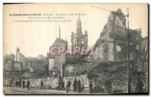 Ansichtskarte AK Militaria Douai Le beffroi dans les ruines Vue prise de la Rue du Bellain