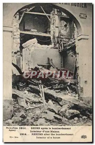 Cartes postales Militaria Reims apres le bombardement Interieur d'une maison