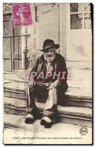 Cartes postales Folklore Un paysan Cevenol au repos devant sa maison