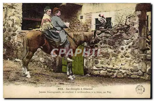 Ansichtskarte AK Folklore Le couple a cheval Jeunes montagnards se rendant a califourchon a la foire au Puy
