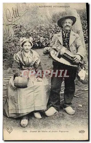 Ansichtskarte AK Folklore Auvergne Joueur de Vielle et jeune paysanne