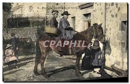 Cartes postales Folklore Paysans d'Auvergne se rendant au marche Cheval