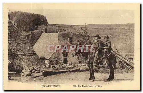 Cartes postales Folklore Auvergne En route pour la ville Cheval