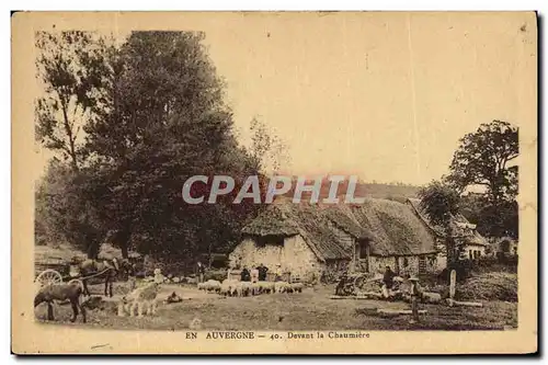 Cartes postales Folklore Auvergne Devant la chaumiere