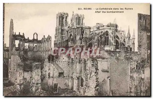 Cartes postales Militaria Reims La cathedrale dans les ruines apres le bombardement